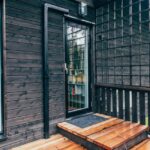 mökkikohteen oviremontti