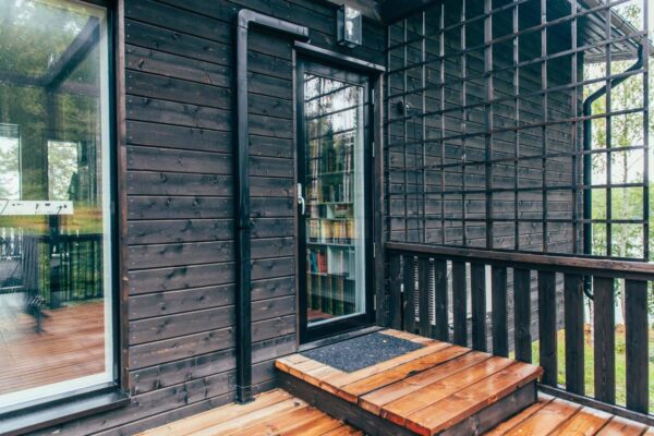 mökkikohteen oviremontti