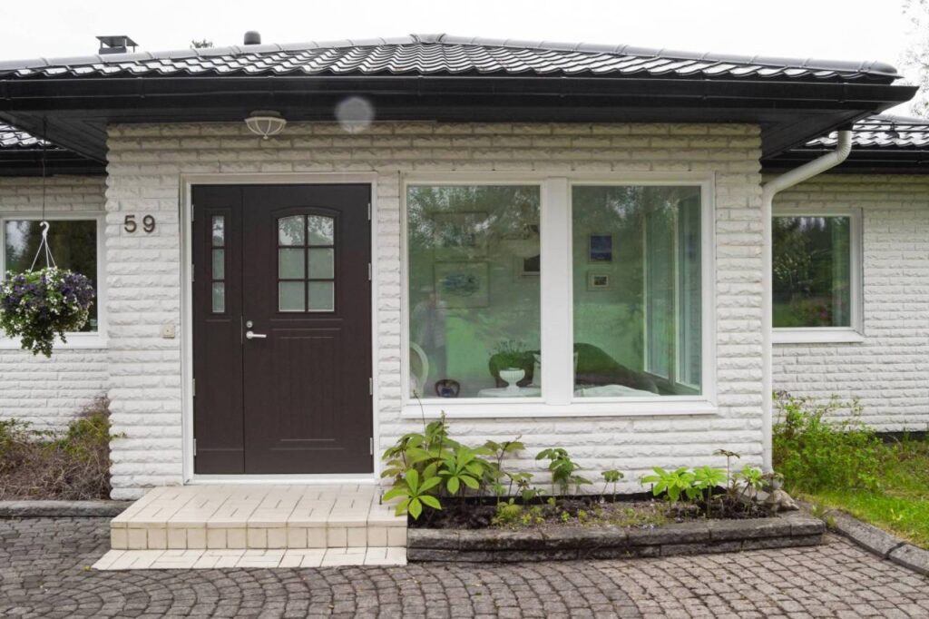 omakotitalon ovien uudistus